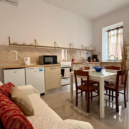 S74 - Cosy 2 Bedroom Maisonette Daire *