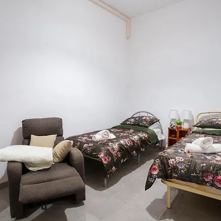 S74 - Cosy 2 Bedroom Maisonette Daire *