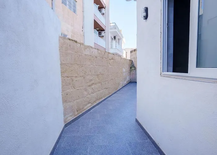 S74 - Cosy 2 Bedroom Maisonette Sliema