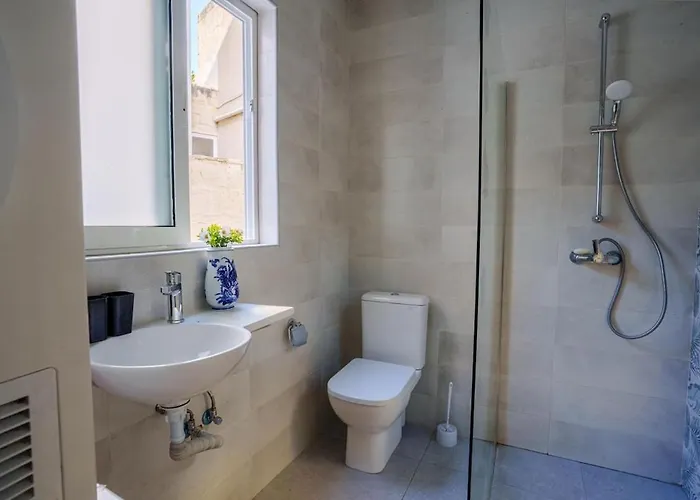 S74 - Cosy 2 Bedroom Maisonette Daire