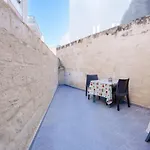 S74 - Cosy 2 Bedroom Maisonette * سليمة