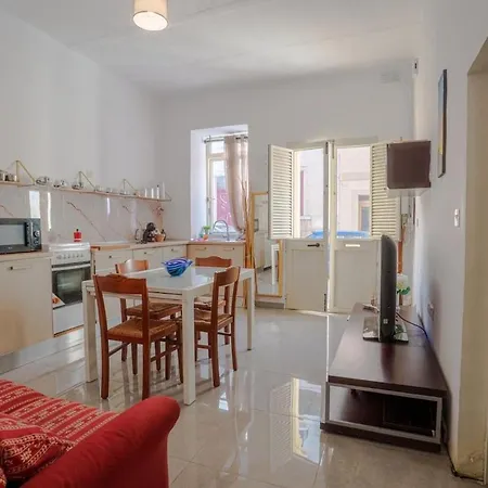 Apartment S74 - Cosy 2 Bedroom Maisonette *