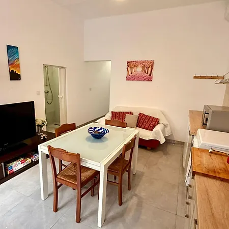 Apartment S74 - Cosy 2 Bedroom Maisonette