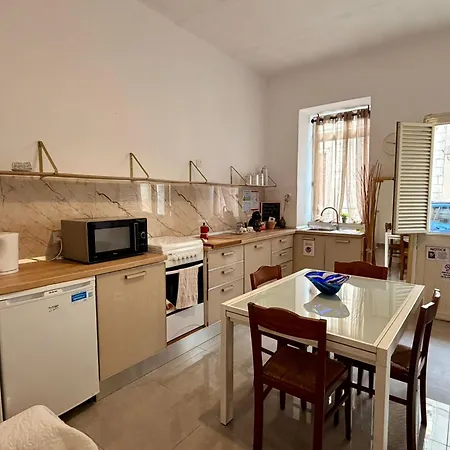 Apartment S74 - Cosy 2 Bedroom Maisonette