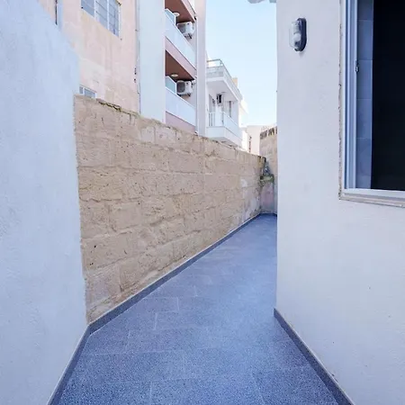 S74 - Cosy 2 Bedroom Maisonette Sliema