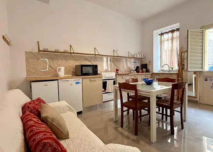 S74 - Cosy 2 Bedroom Maisonette アパート *