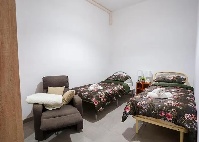 S74 - Cosy 2 Bedroom Maisonette Apartment *