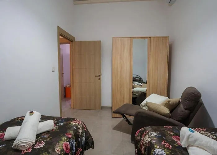 S74 - Cosy 2 Bedroom Maisonette Appartement Sliema