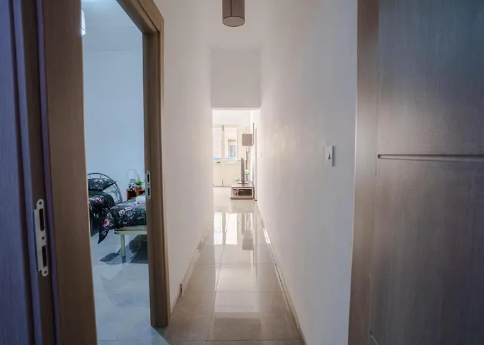 S74 - Cosy 2 Bedroom Maisonette * スリーマ