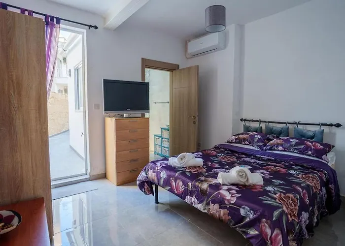 S74 - Cosy 2 Bedroom Maisonette Apartment Sliema