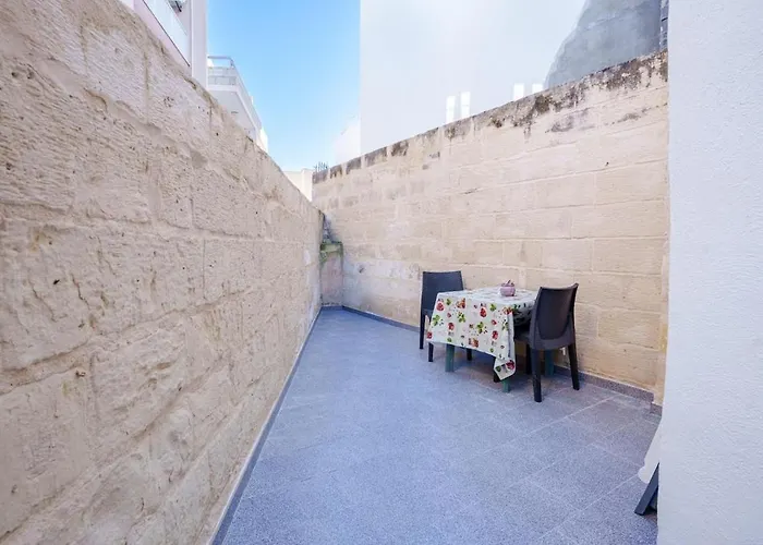 S74 - Cosy 2 Bedroom Maisonette * Sliema