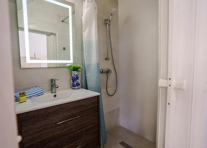 S74 - Cosy 2 Bedroom Maisonette スリーマ