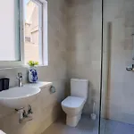 S74 - Cosy 2 Bedroom Maisonette Lejlighed